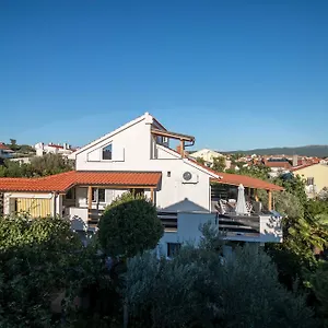 Apartment Surfer's Lodge, Nature Driven With Sauna, Krk Town
